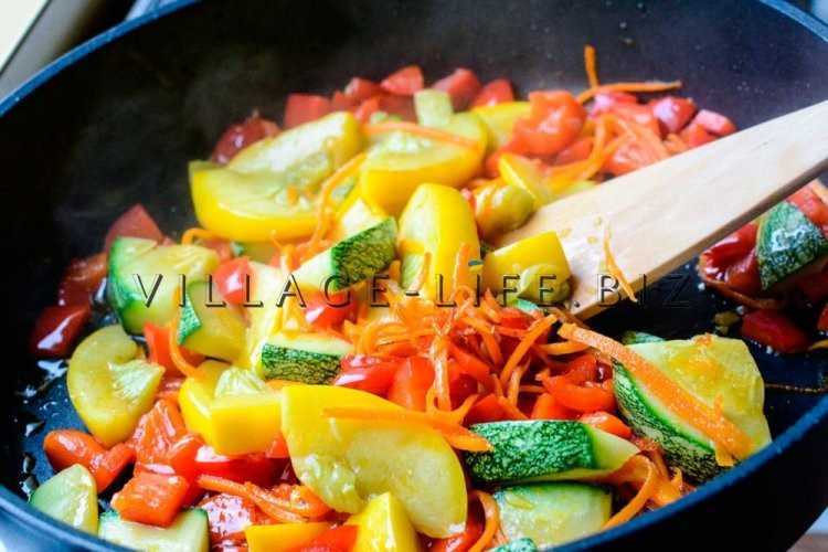 Кабачки з овочами на сковороді