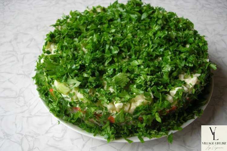 Листковий салат із шинкою та овочами