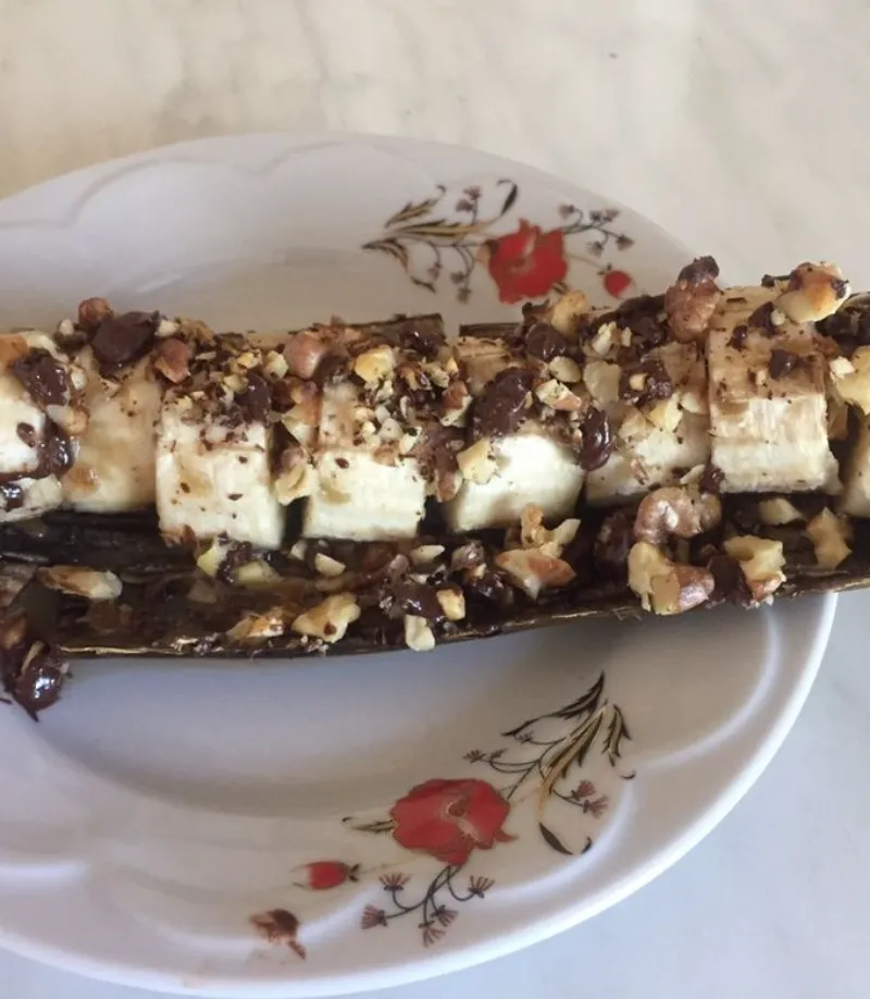 Банани, запечені з шоколадом та горіхами