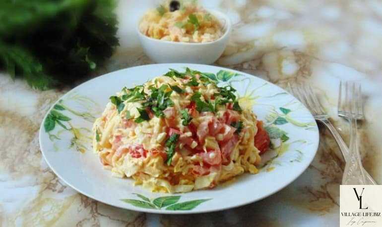 Простий салат з крабових паличок із помідорами та яйцем