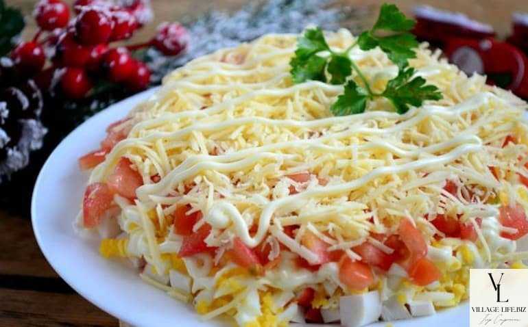 Рецепт листкового салату з помідорами та крабовими паличками