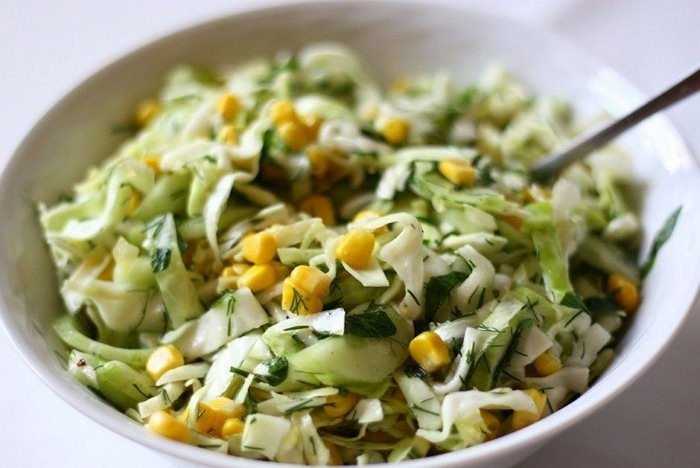 Салат з капустою та кукурудзою