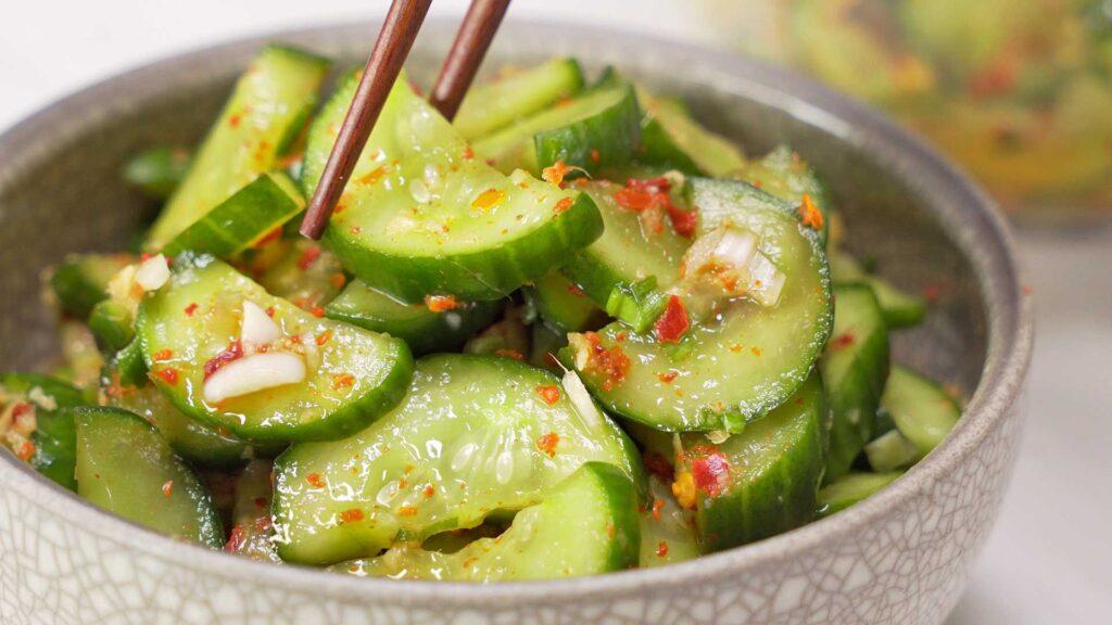 Рецепт гострого салату з огірків з перцем