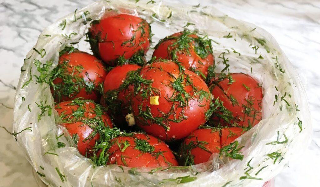 Малосольні помідори в пакеті
