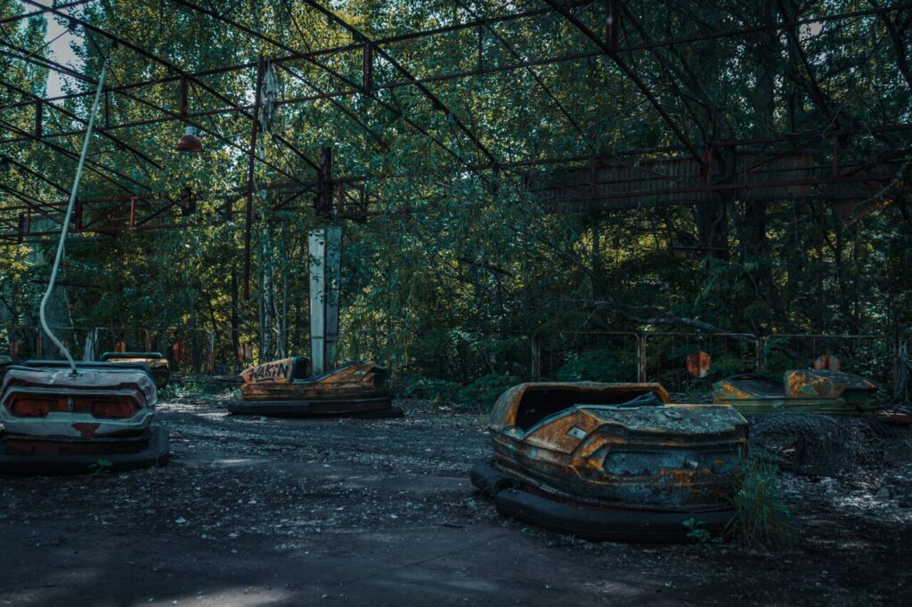 Бамперні машинки в покинутому парку розваг у Прип'яті, Чорнобиль, Україна