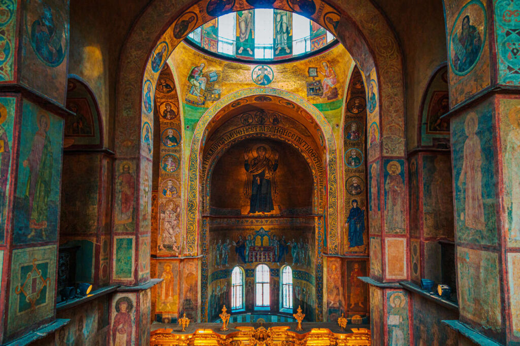 Барвистий інтер'єр Софійського собору в Києві, Україна