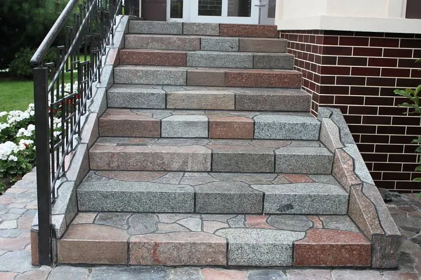 Дизайн сходів до будинку з каменю