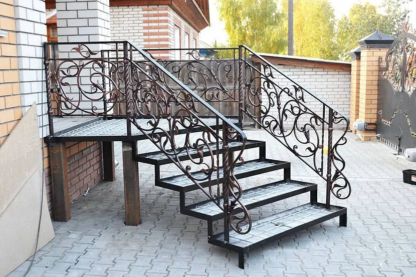 Дизайн сходів до будинку з металу