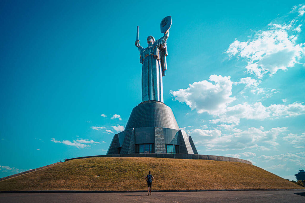Я стою перед монументом Батьківщини-матері в Києві, Україна.