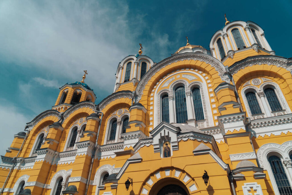 Яскравий жовтий фасад Володимирського собору в Києві