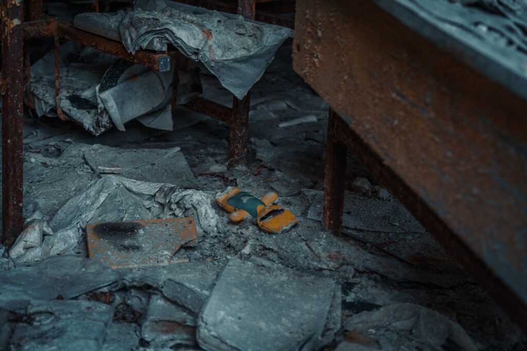 Іграшка, залишена в покинутій школі в Прип'яті, Чорнобиль, Україна.