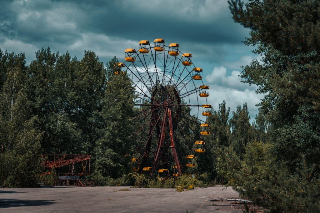 Культове колесо огляду в покинутому парку розваг у Прип'яті, Чорнобиль, Україна