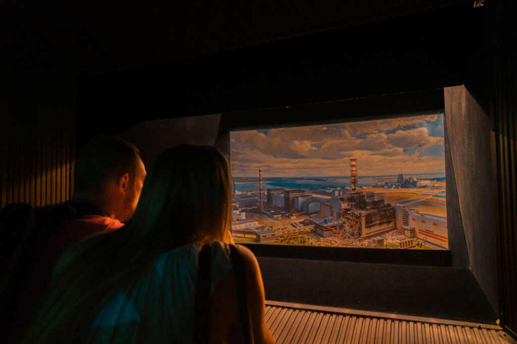 Люди дивляться документальний фільм про Чорнобиль у Чорнобильському музеї в Києві, Україна