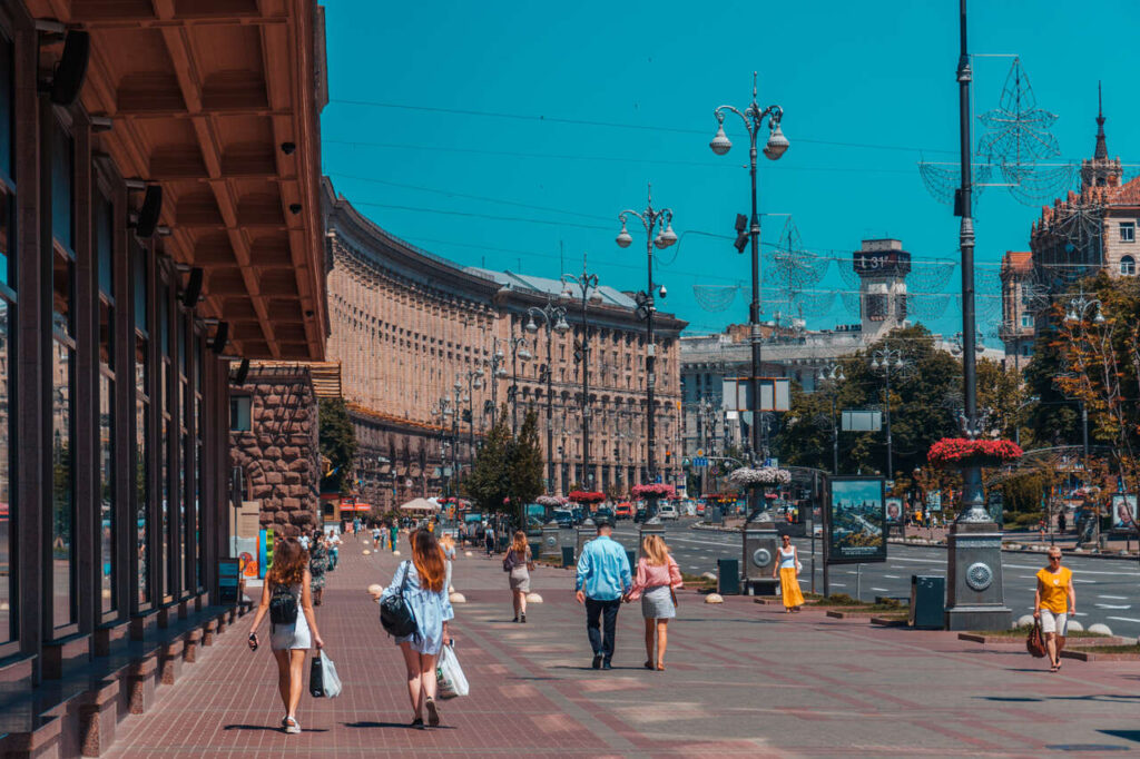 Люди гуляють по торговій вулиці Хрещатик у Києві, Україна