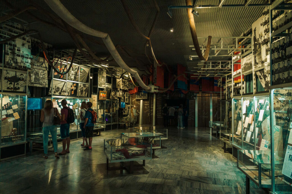 Люди прогулюються в Українському національному музеї Чорнобиль у Києві, Україна