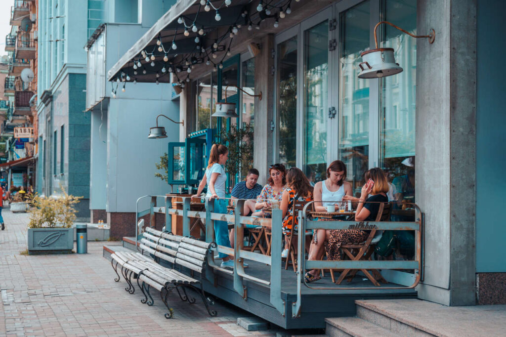 Люди спілкуються в барі Milk Bar у Києві, Україна