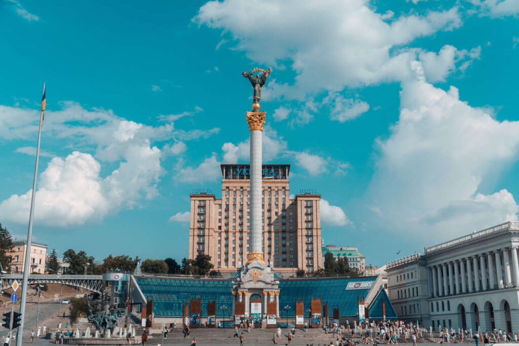 Майдан Незалежності в Києві в сонячний день, Україна