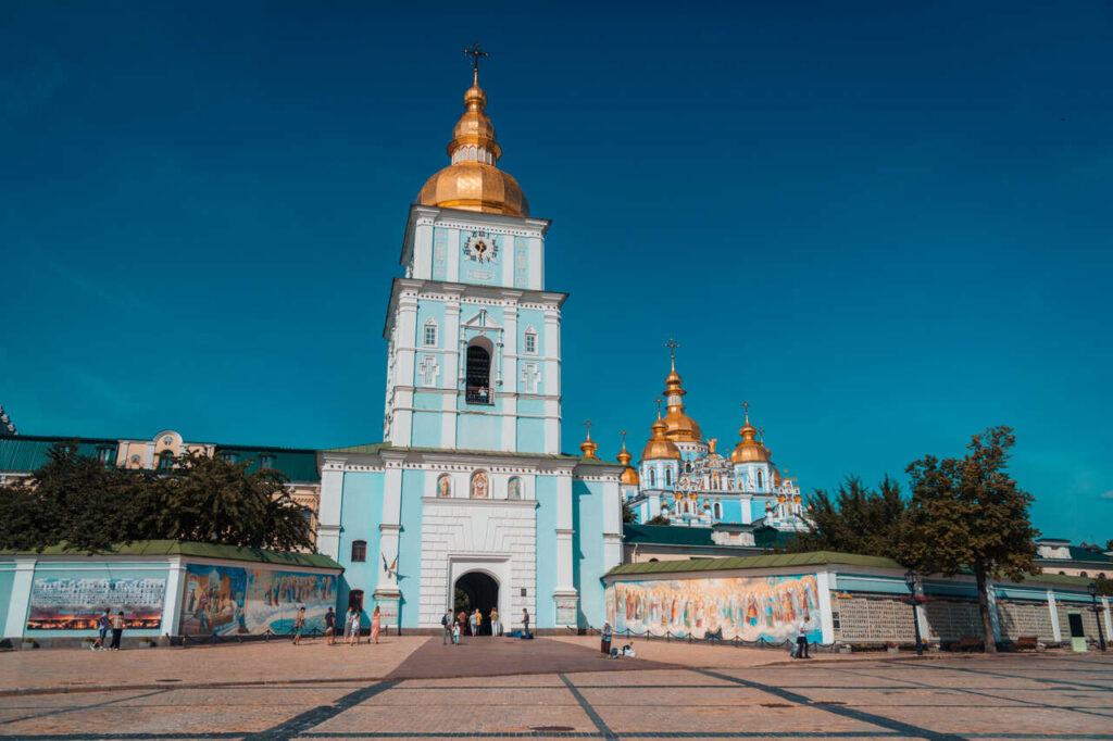 Михайлівський Золотоверхий монастир, його дзвіниця та стіни з площі в Києві, Україна