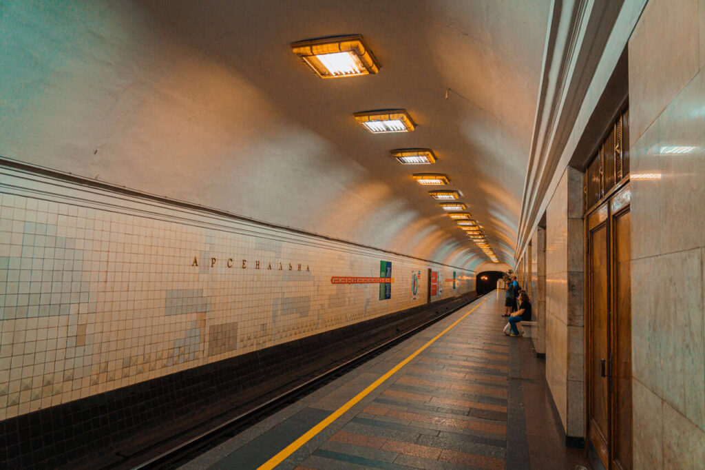 Платформа станції метро Арсенальна в Києві, Україна