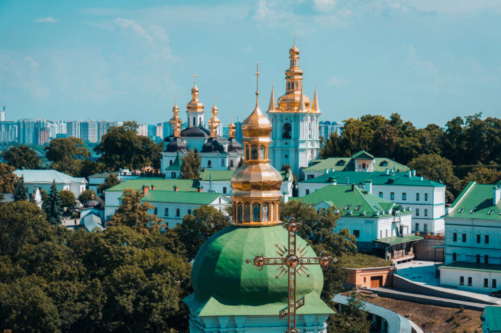 Православні катедри та їхні золоті куполи вишикувалися в ряд у Києві, Україна.