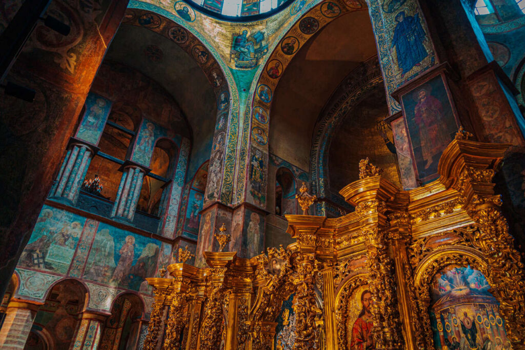 Прекрасний золотий вівтар всередині Софійського собору в Києві, Україна