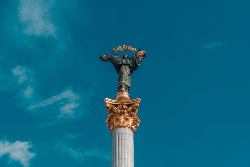 Статуя на вершині Майдану Незалежності в Києві, Україна