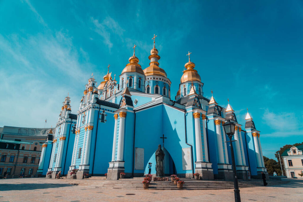 Величний зовнішній вигляд Михайлівського Золотоверхого монастиря в Києві, Україна