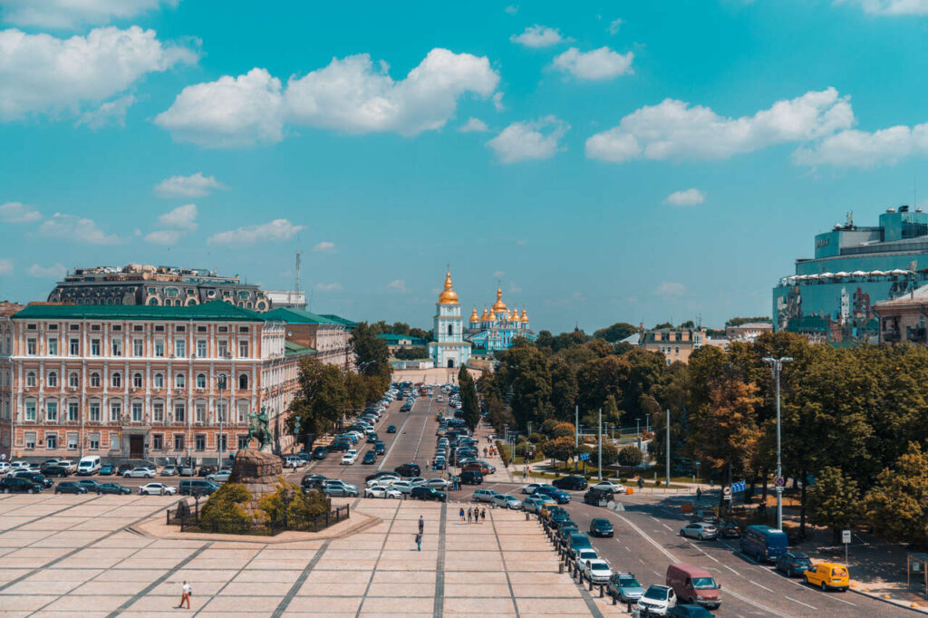 Вид на Михайлівський Золотоверхий монастир з дзвіниці в Києві, Україна