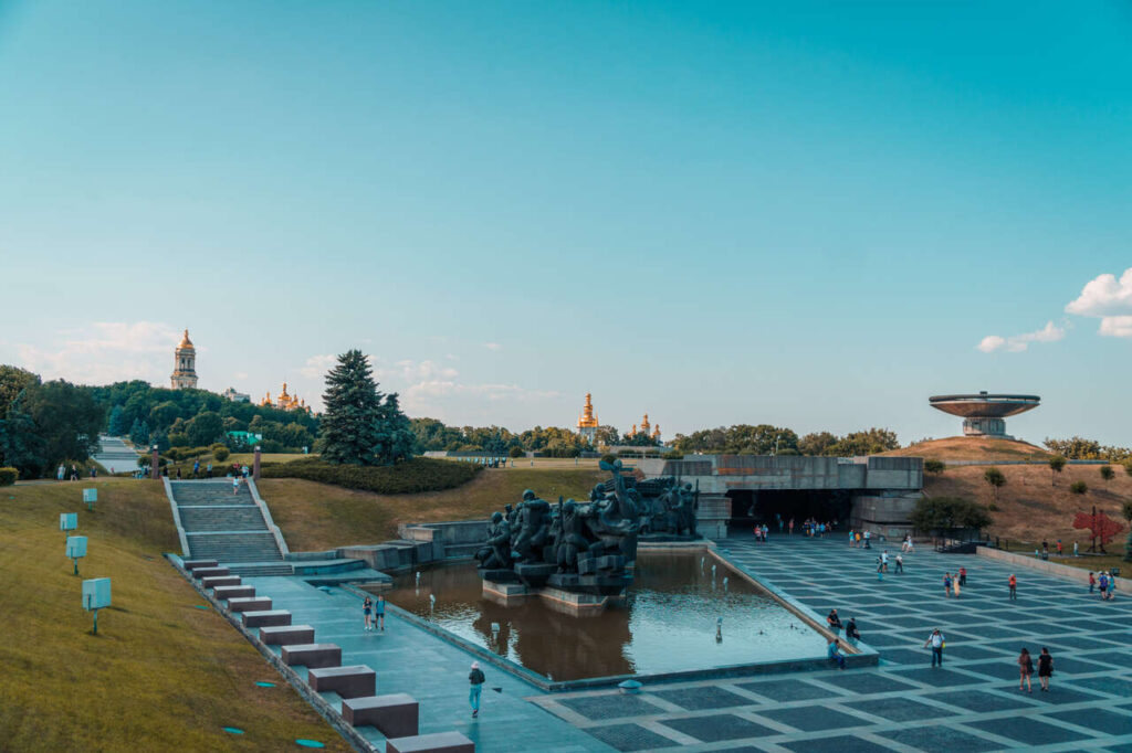Вид на монумент Батьківщина-мати та його музеї в Києві, Україна, путівник по києву