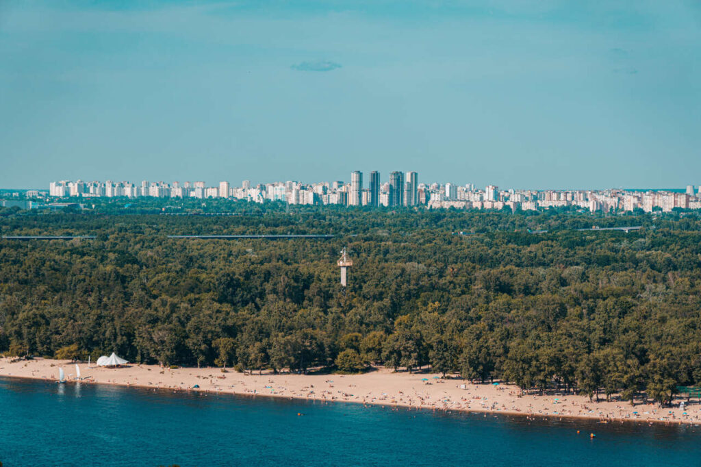 Жвавий пляж у Києві, Україна.