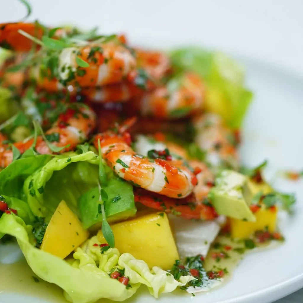 Салат з креветками, манго та авокадо