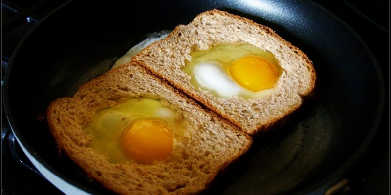 Яєчня в хлібі - легкі рецепти за 5 хвилин