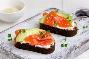 Брускета з червоною рибою та авокадо: швидкий рецепт за 10 хвилин 🥑🐟