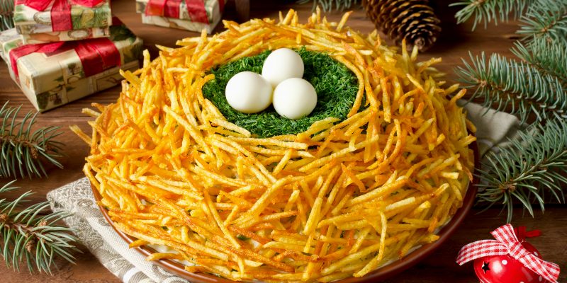 Класичний салат Гніздо глухаря з перепелиними яйцями та смаженою картоплею
