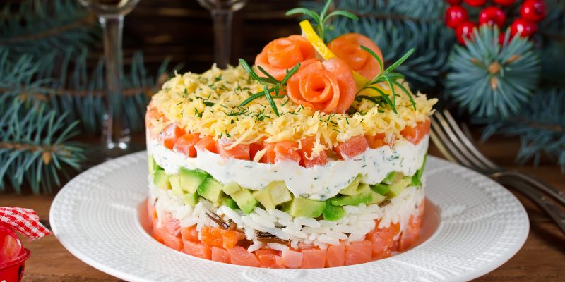 Листковий салат з рисом, сьомгою, авокадо та сиром