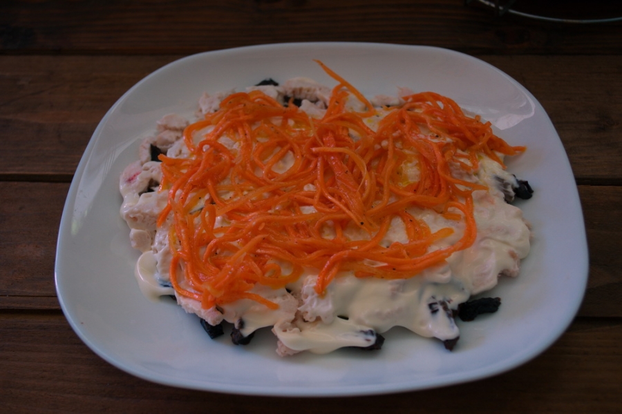 салат з чорносливом і корейською морквою - 3