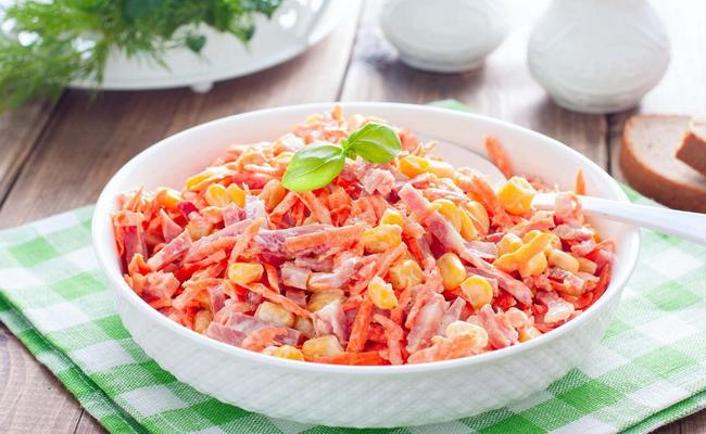 Салат з морквою, сиром і копченою ковбасою