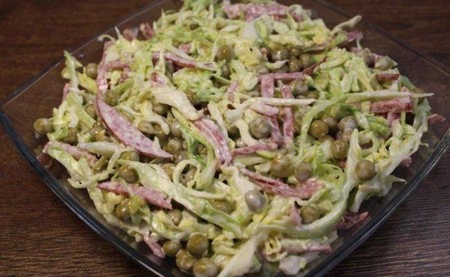 салати за 10 хвилин - Салат з копченою ковбасою, свіжим огірком і сиром