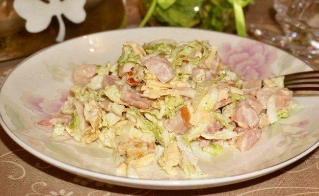 салати за 10 хвилин - Салат з копченою куркою, овочами та сухариками