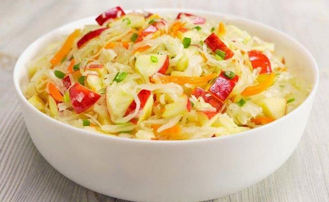 салати за 10 хвилин - салат з квашеної капусти з додаванням яблука