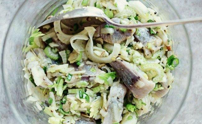 салати за 10 хвилин - салат з солоним оселедцем і овочами