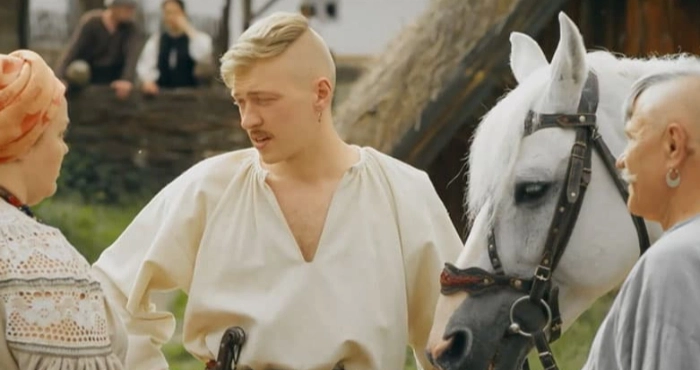 Кадр з фільму Пекельна хоругва із козаком на коні