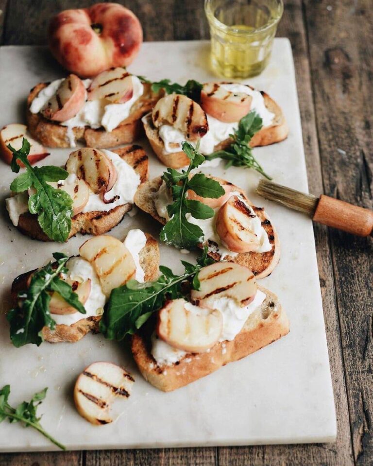 Брускета з солодким персиком і вершковою страчателою