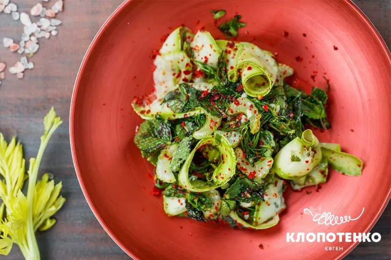 Добірка салатів зі свіжими овочами від Євгена Клопотенка