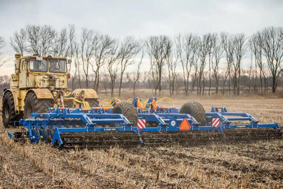 Дисковый лущильник обрабатывает стерню после уборки урожая