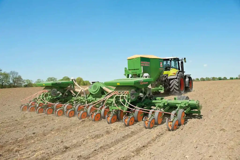 Сеялка точного высева проводит посев подсолнечника