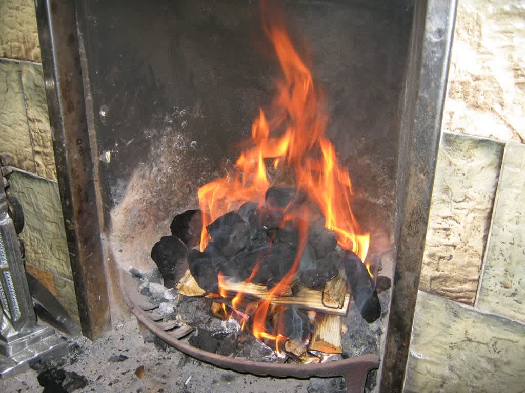 Як розпалити вугілля : 7 кроків