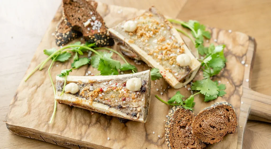 Закуска з кістковим мозком на житньому хлібі