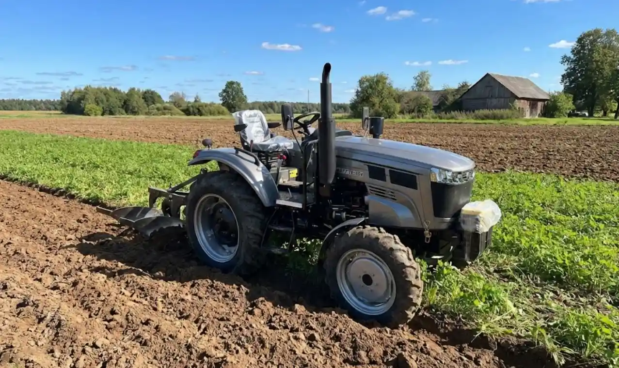 мінітрактор обробляє город площею 1 гектар