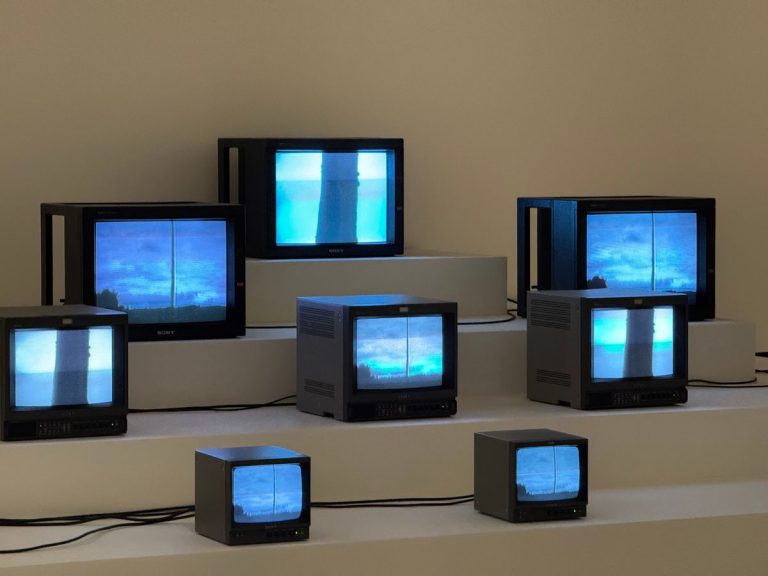 Чим відрізняється OLED від LCD: що краще і як не заплутатися